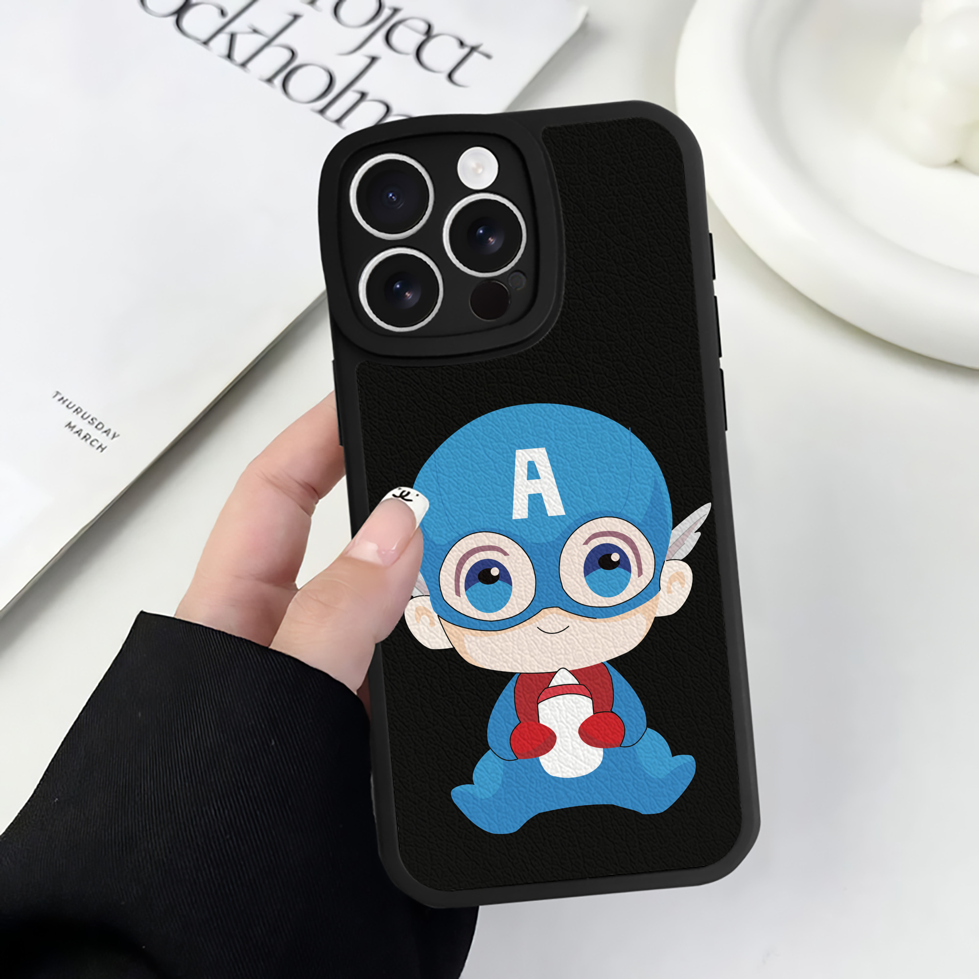 （画像用） アベンジャーズ The Avengers 【iPhone 16シリーズ対応】シリコンスマホケース（レザー調） 材質：シリコン